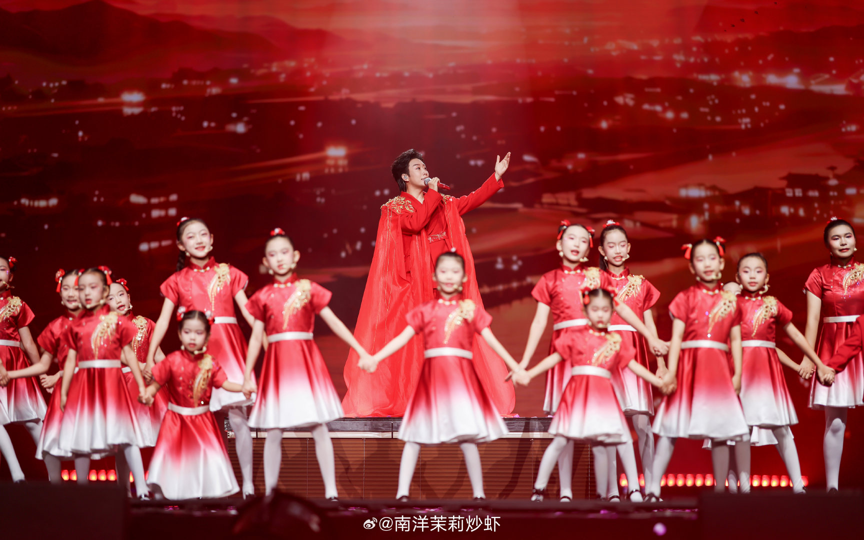 #李玉刚[超话]##你舍万疆之利我赴现场之约# 
谁的格局这么大啊？噢，原来是李老师啊！[点赞][点赞][点赞][彩虹屁][彩虹屁][彩虹屁]谢谢玉刚[鼓掌][鼓掌] ​