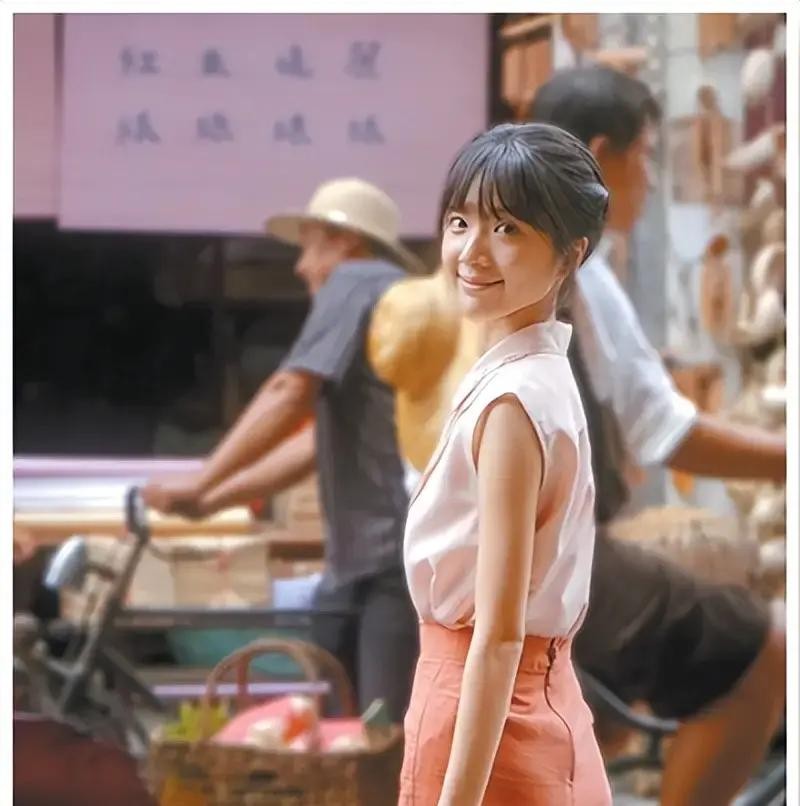 广东财经大学金融工程专业一个2004年出生的女生，2024年暑假在宿舍阳台拍短视频，被导演从1000多个潮汕女孩里挑出来，两年后她主演的第一部电影卖了20.05亿，制作成本1400万。
她叫李思潼，广东揭阳人，2022年考入广东财经大学金融工程专业。2024年大二暑假，导演蓝鸿春为电影《给阿嬷的情书