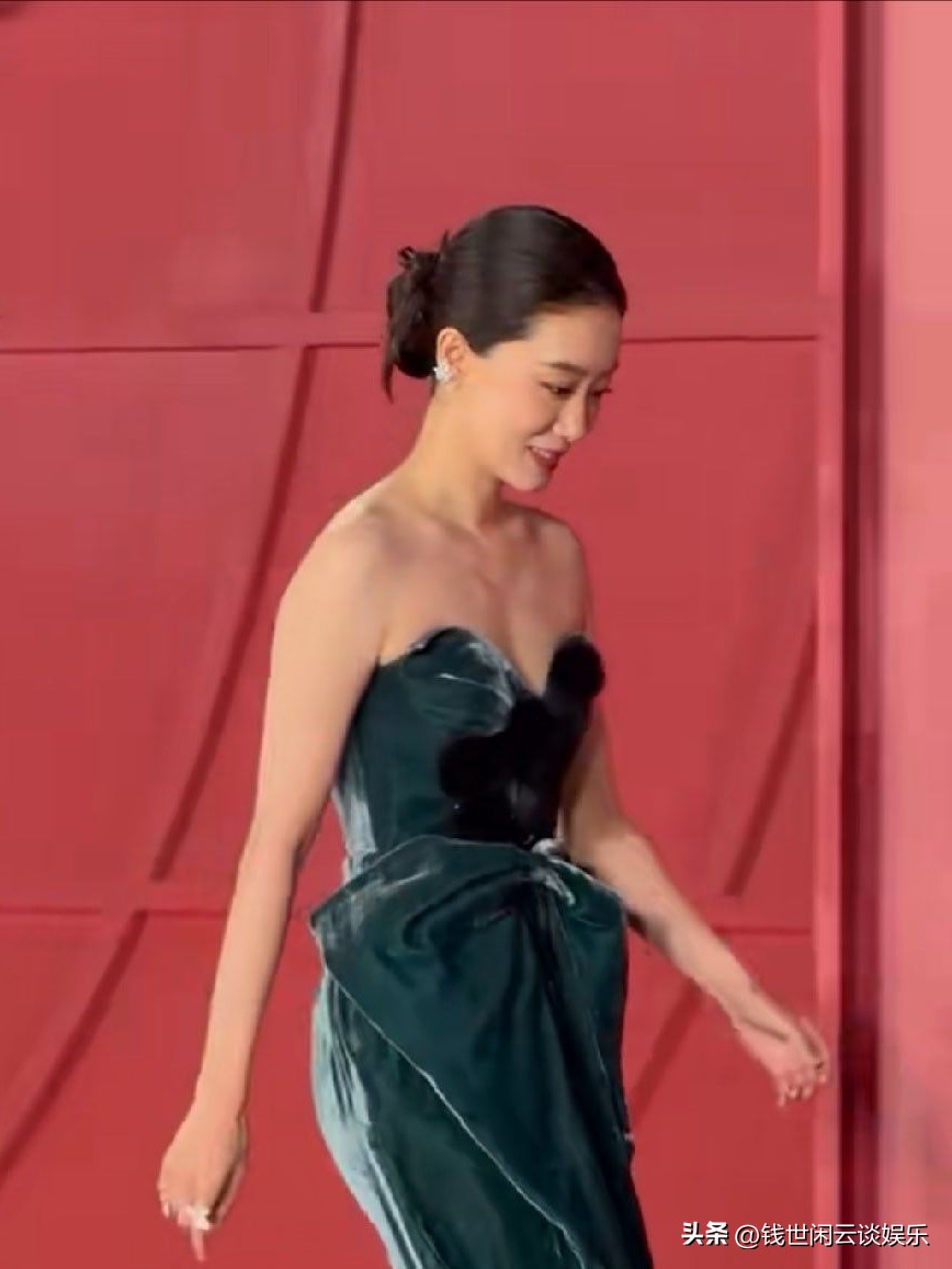 芭莎红毯空场一分多钟，
张小斐零准备被叫上去救场：
真正的演员素养，
意外里才见真章

芭莎红毯出了直播事故：一位艺人迟迟不出场，红毯空了一分多钟。

主持人的麦还忘了关，&34;有个人一直赖着不往前走&34;，被直播了出去。

数万观众盯着静止的画面，主办方的冷汗怕是下来了。

这时，张小斐被临时叫上场救急。