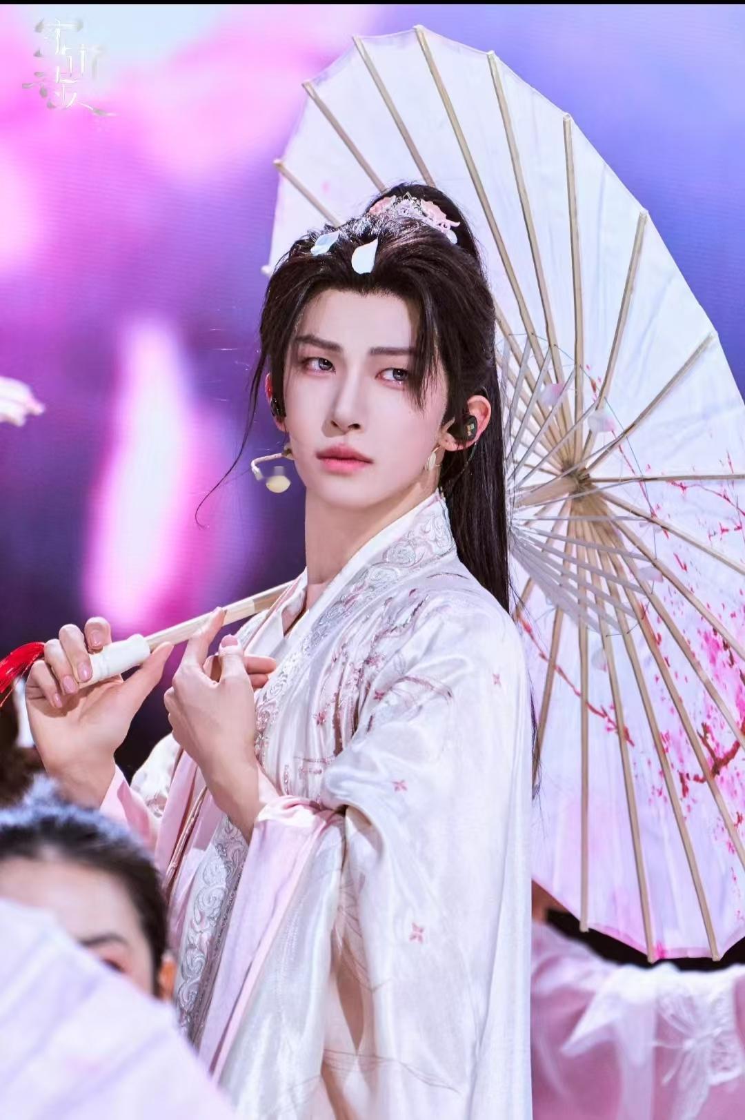 【#刘宇演唱会古风舞美太震撼了##刘宇演唱会观赏性拉满#】8月1日，刘宇2026“宇宙诗人”巡演北京站在国家体育馆开唱，精心设计了多种虚实结合的国风舞美，融入假山、卷轴、古建等多种元素，时而宏大震撼，时而唯美婉约，加上独特的古风唱腔，和多变的中式造型，被赞观赏性极佳，堪称为“视觉盛宴”。

当聚光灯