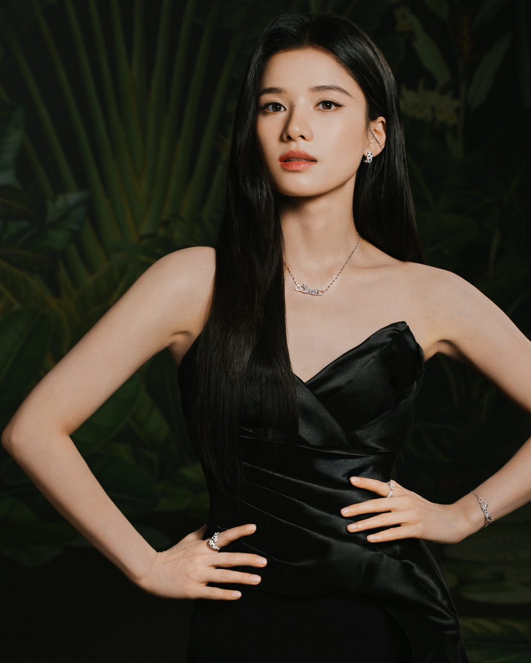 品牌大使、、、及演员、佩戴以猎豹为灵感的珠宝与腕表作品，齐聚“寻踪豹影”限时体验空间，以独一无二的态度，诠释猎豹多重魅力。#卡地亚寻踪豹影# #卡地亚动物王国# ​