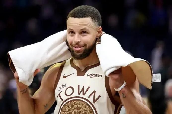 库里少拿2070万帮勇士腾出6400万空间，ESPN只给B级，38岁膝盖才是真正倒计时
上赛季他只打了43场。右膝髌股疼痛综合征，连续缺席27场，一个38岁控卫的身体正在发出最直接的警告。
降薪精算：2070万不是慷慨，是倒计时
勇士原本递上2年1.367亿顶薪，库里没要，选了2年1.16亿，少拿2