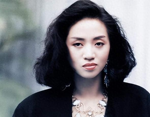 梅艳芳2003年走的时候，遗产估值3000万到3500万港元。23年过去，光律师费就烧了3800万。钱有信托基金管着，每月给梅妈25万港元生活费。2026年7月18日，歌迷去大屿山宝莲禅寺海会塔拜她，发现存放骨灰位置的门牌螺丝松了，骨灰瓮没了。报警。三个月过去，没人被捕。
梅妈覃美金和梅启明在梅艳芳