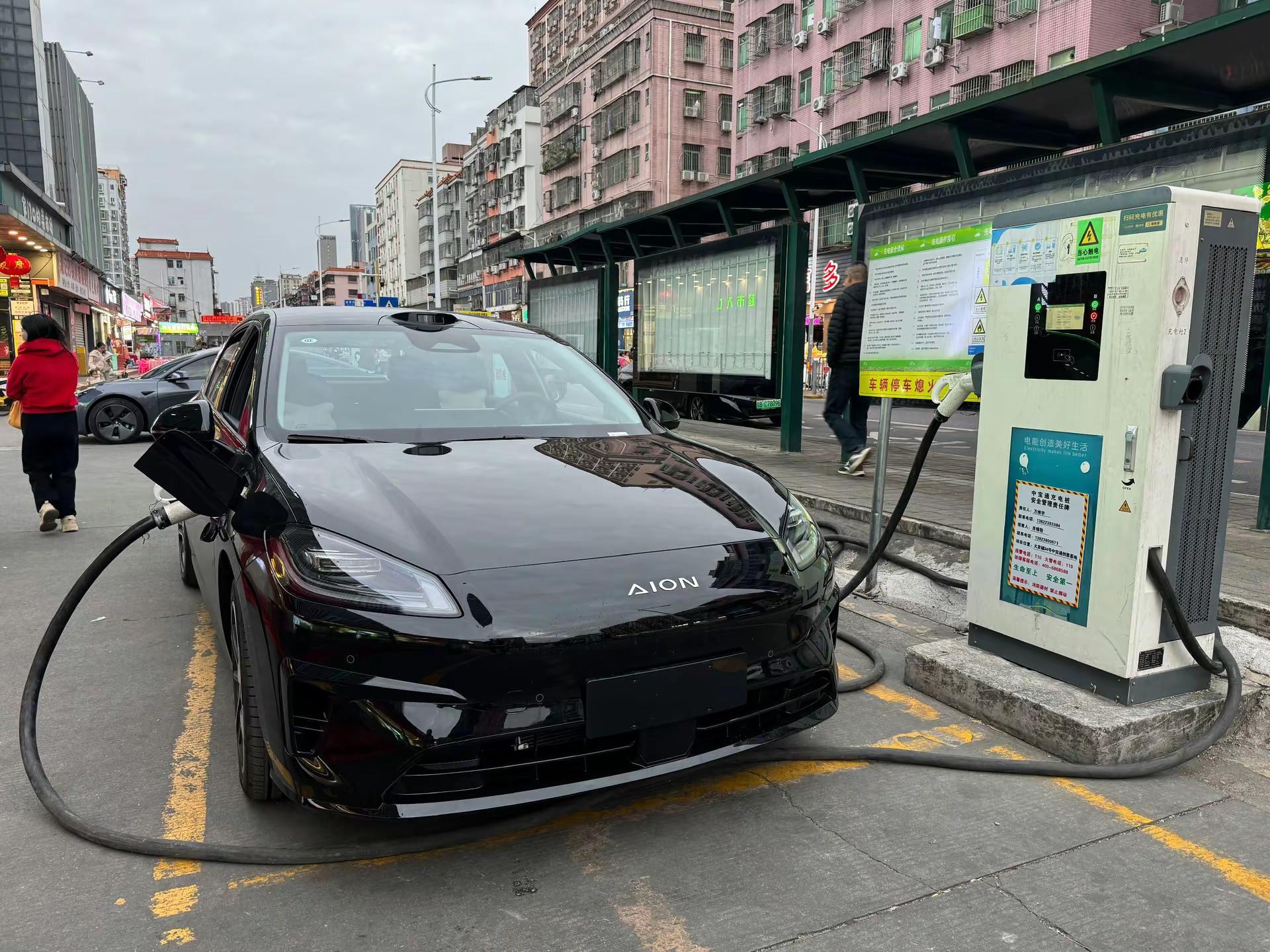 国庆开埃安RT跨城返乡，满电出发。高速遇上拥堵，满载家人全程开空调。搭载宁德时代电池，百公里电耗稳定，跑完长途还剩不少电量。不用在服务区排队充电，长续航打消续航焦虑，一路稳稳当当，安心到家。埃安RT605智享版 9万级宁德长续航全能家轿