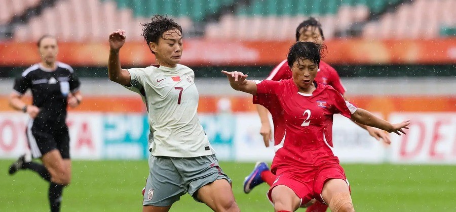 女足0-2输朝鲜全场就一脚射正，28年等不来一块亚运金牌，10月2日跟韩国抢铜牌还能翻身吗
第53分钟，姚伟一头将球顶进自家球门。这个乌龙球像一记闷棍，把中国女足彻底打懵了。全场5次射门只有1次射正，对面朝鲜队10次射门5次射正，控球率41%对59%。
这不是惜败，是从头到尾被摁着打。
一场被门柱“