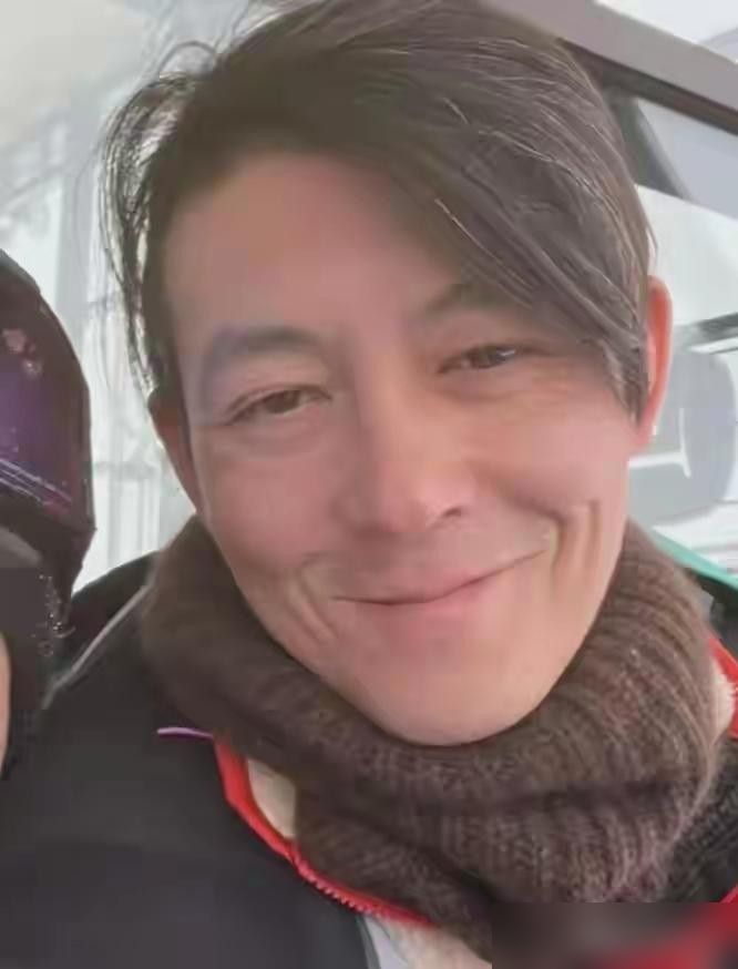 陈冠希在日本滑雪被偶遇，素颜生图满脸褶子，网友炸了。
评论区清一色赵本山分山，他自己倒好，直播里来一句：本山冠希联名款，很值钱。
有人翻出他早年那句话，我五十岁肯定还很帅，因为纯天然。 现在他45，不防晒，不打针，常年冲浪滑雪，脸上全是紫外线留下的账。
同岁的黄晓明还在精修图里当霸总，他爸陈泽