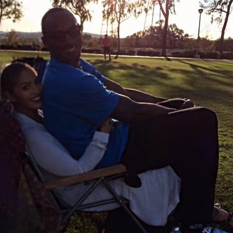 瓦妮莎晒图缅怀科比：生日快乐！宝贝！我超级爱你❤️🙏🏽​