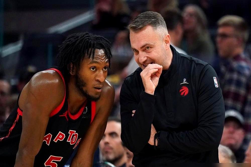 NBA七十多年历史，头一回有人这么干。    多伦多猛龙队的小年轻们指...