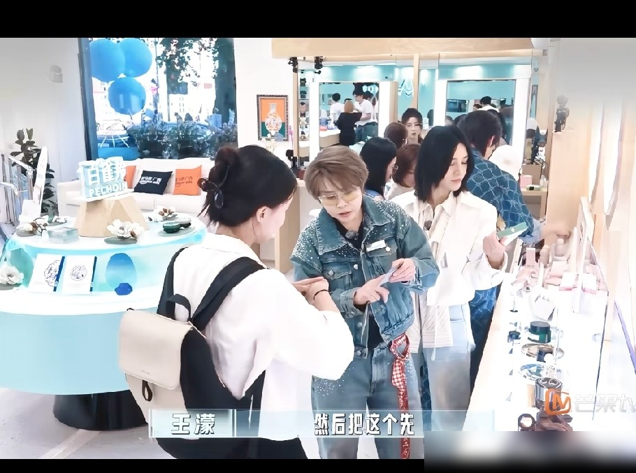 千万别以为奥运冠军四肢发达，他们动起脑子来，简直是降维打击。
尚雯婕公开佩服王濛，直言她悟性太吓人，李佳琦的带货要领，她瞄两眼就能吃透输出。
去到《浪姐》更是战术大师。别人死磕唱跳、焦虑落泪，她一眼看透本质，点醒唐艺昕观众看的是养成系。遇到争议，她双臂抱胸硬坐着，李小冉拉两次都挣脱开，转头就是一