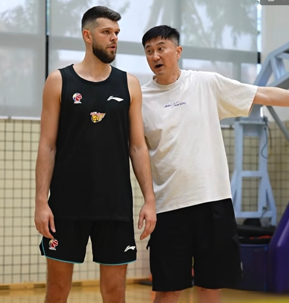 杜锋直接把那个砍下32分16板的新外援拉到场边，一个战术动作不对，就指...