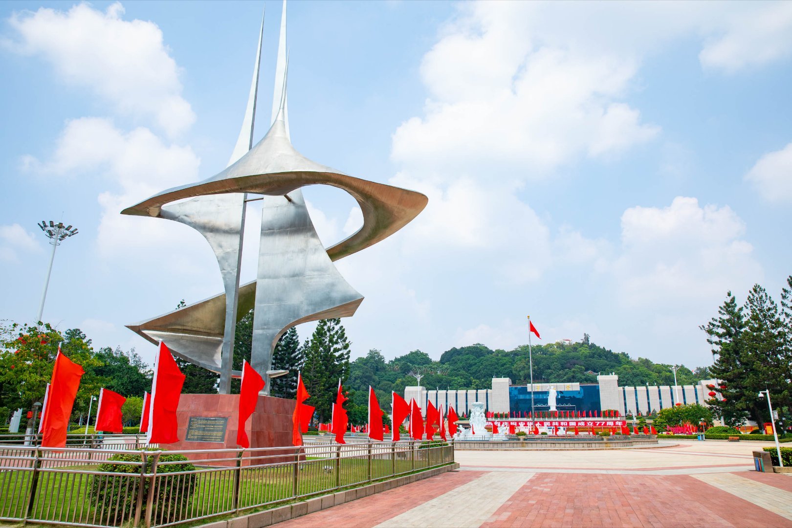 #福州满城中国红#
闽江风起，红旗漫卷，整座榕城都被热烈的中国红铺满。
国庆将至，开着吉利星瑞L PLUS穿梭福州街巷，从繁华江岸到古韵老巷，一路皆是盛世风光。
大美中国车邂逅满城中国红，是福州最浪漫的国庆仪式感。
山河锦绣，国泰民安！
#我和国旗合个影##为祖国庆生# ​