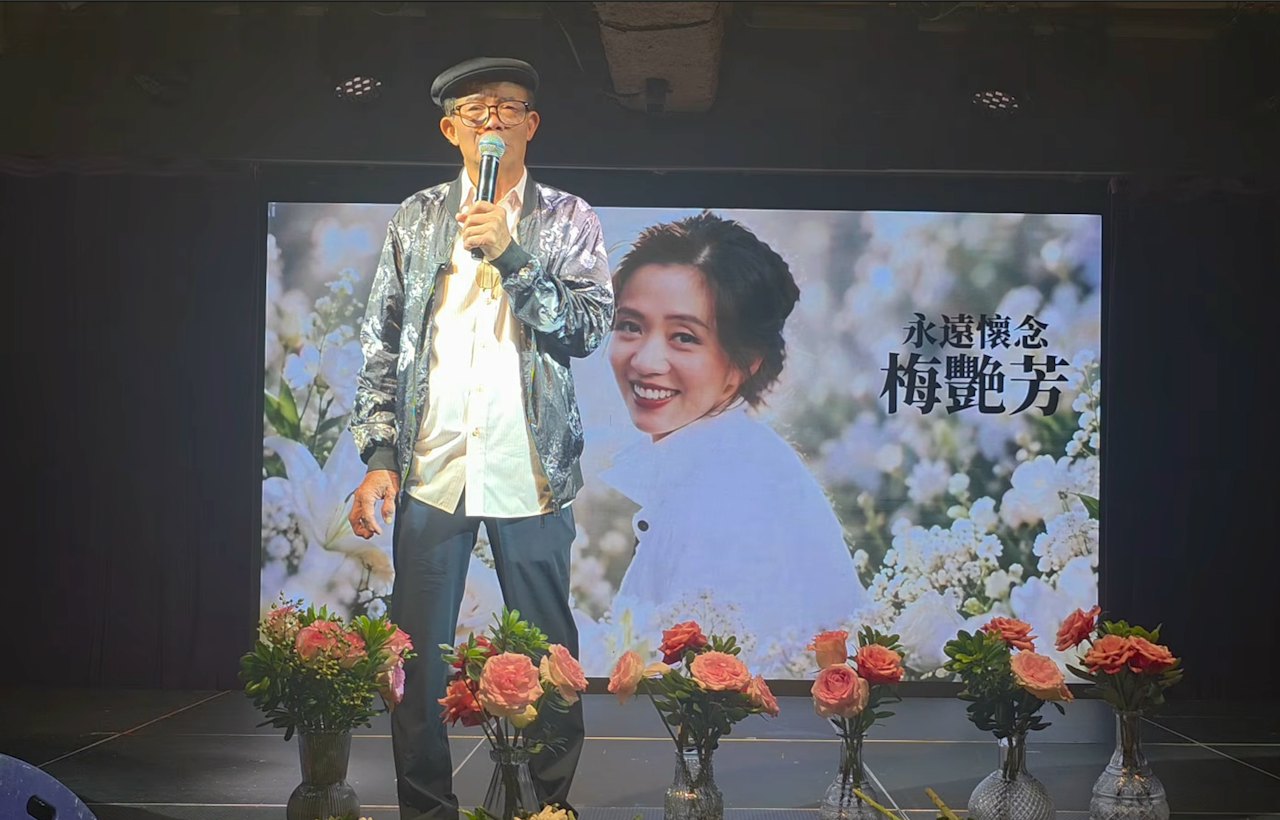 梅启明自资4000元办梅艳芳追思会，跪地痛哭否认偷骨灰，34人到场