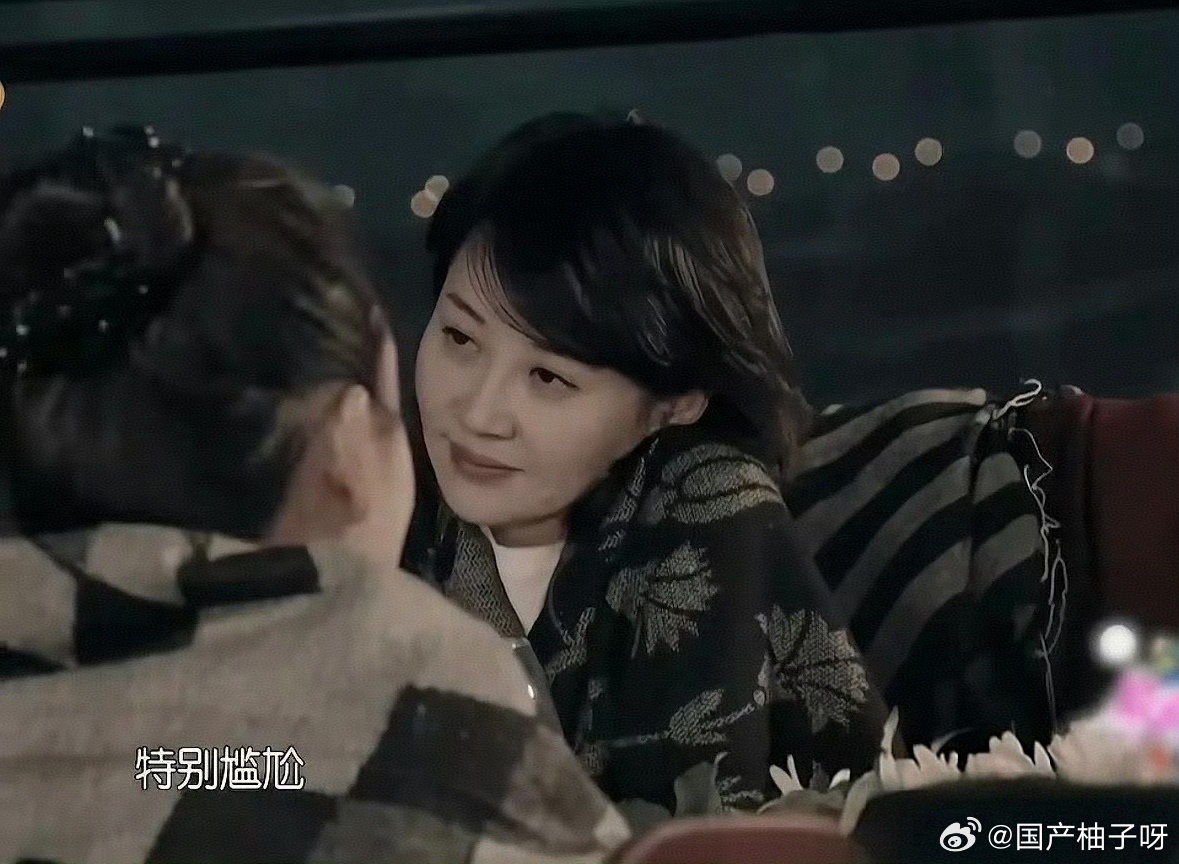 #毛阿敏对许晴称呼的变化#
重温花少2的细节真的处处都是名场面。
 
回看《花儿与少年2》才懂，最戳人的从来不是激烈的争吵，而是悄无声息的疏远。
 
节目刚开始，毛阿敏是真心偏爱许晴，一口一个宝贝、女儿，处处护着她，包容她的小脾气，把她当成晚辈一样善待。许晴也全然信任，两个人双向亲近，氛围 ​