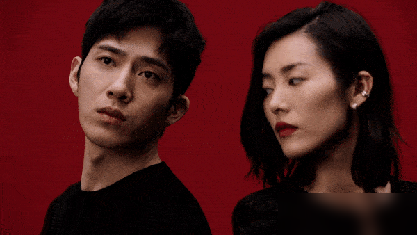 宋佳当着倪妮的面，直接开嗑井柏然和刘雯。2025年8月那场晚宴，倪妮就坐在隔了几桌的位置，宋佳端着酒杯走过去，张嘴就调侃刘雯，井柏然低头笑，刘雯脸红摆手。
这两人早就不藏了。19年拍香奈儿广告认识，22年电动车夜游被拍，三里屯十指紧扣直接冲上热搜。后来年年互回老家过年，2026年机场大方牵手，9月