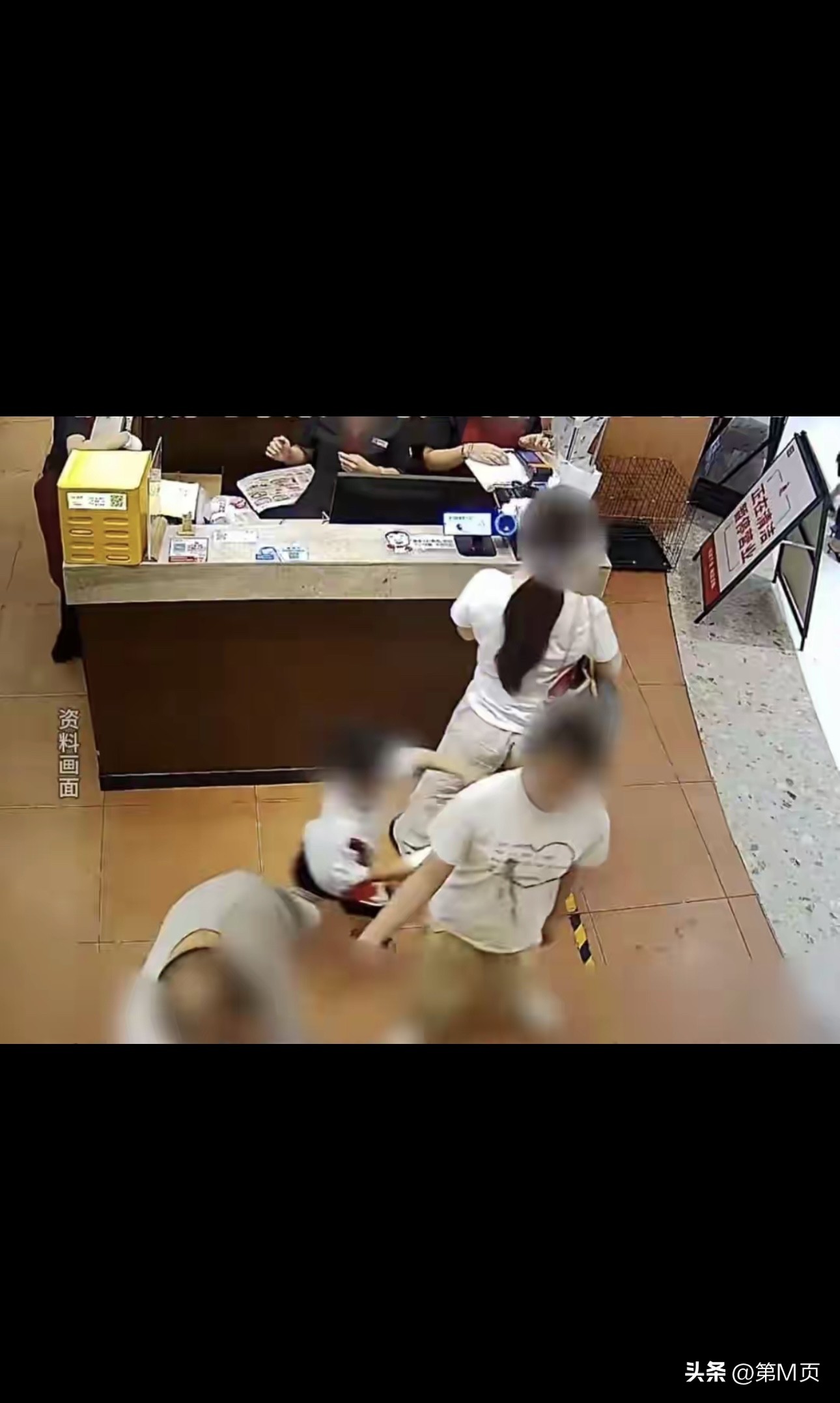 官媒定调！4岁男童摸臀闹剧落幕，死缠烂打式维权早已变味
刷屏全网的长沙4岁男童触碰事件，终于迎来官媒硬核点评！新京报直接一针见血：无理纠缠的过度维权，根本换不来公众支持。

事件始末清晰透明，餐厅监控完整还原真相：4岁男童奔跑玩耍时，无意磕碰碰到女子臀部，全程没有任何主观恶意、刻意冒犯的行为。

从