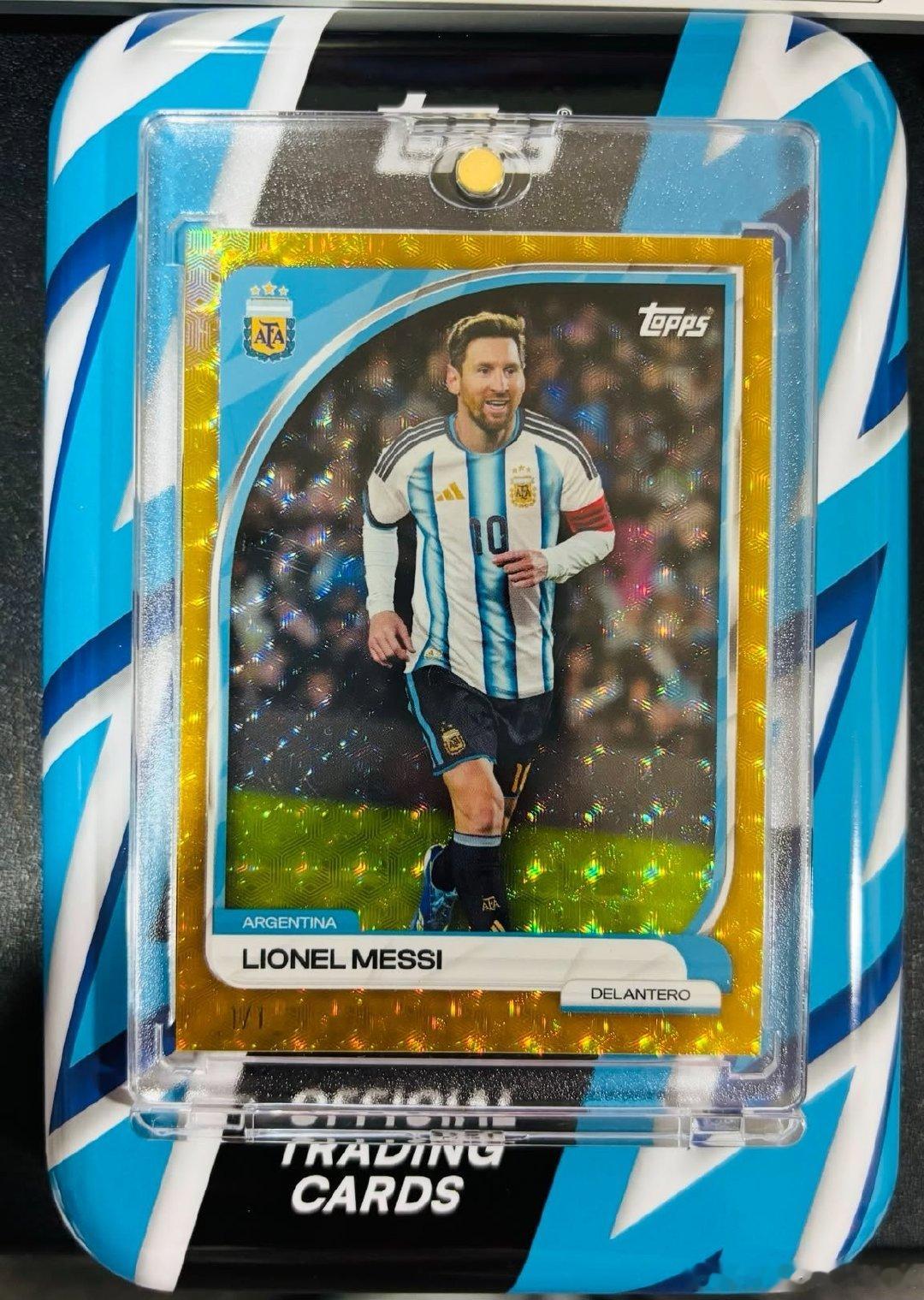 分享一張 2025-26 Topps Argentina AFA Lionel Messi 1/1 金箔雷射卡 屬於球員卡市場中最頂級的「One-of-One」（全球限量一張）收藏品，目前並沒有固定的官方定價。它的價值完全由拍賣市場與頂級收藏家的出價決定。

🐂！

#我們都愛梅西# [爱慕] ​