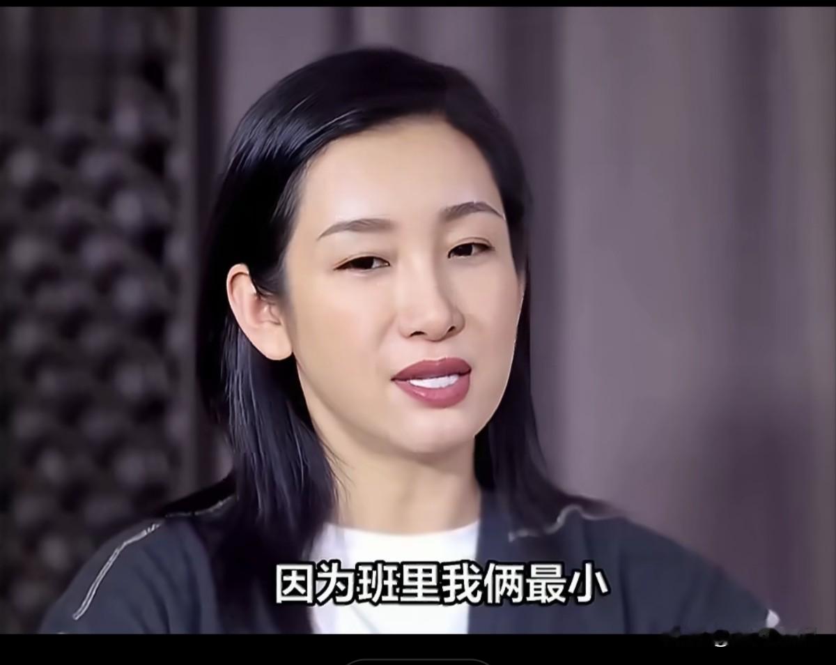 秦海璐说：“大学期间，我跟章子怡玩的多一点，因为班里我俩最小，而且我俩是头对头睡，她每个礼拜都会回家，她妈经常做很多东西，让带给我们，​现在想起来，那时候的日子真的特别纯粹，就俩小姑娘，在宿舍头挨着头，分享一碗热乎的家常菜，心里暖烘烘的”。

谁能想到，如今气场全开的国际影后章子怡，大学时居然自卑到