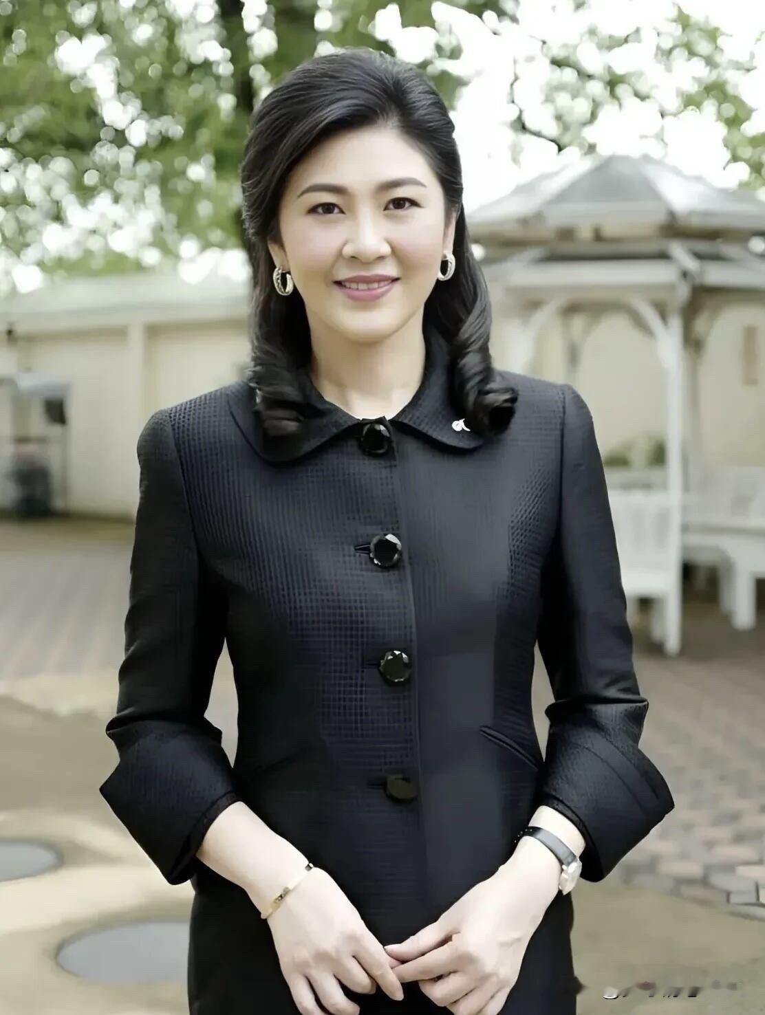 她长相端庄大气，随便穿，随便抓拍都是漂亮的，不愧是亚洲的第一美女。  ...