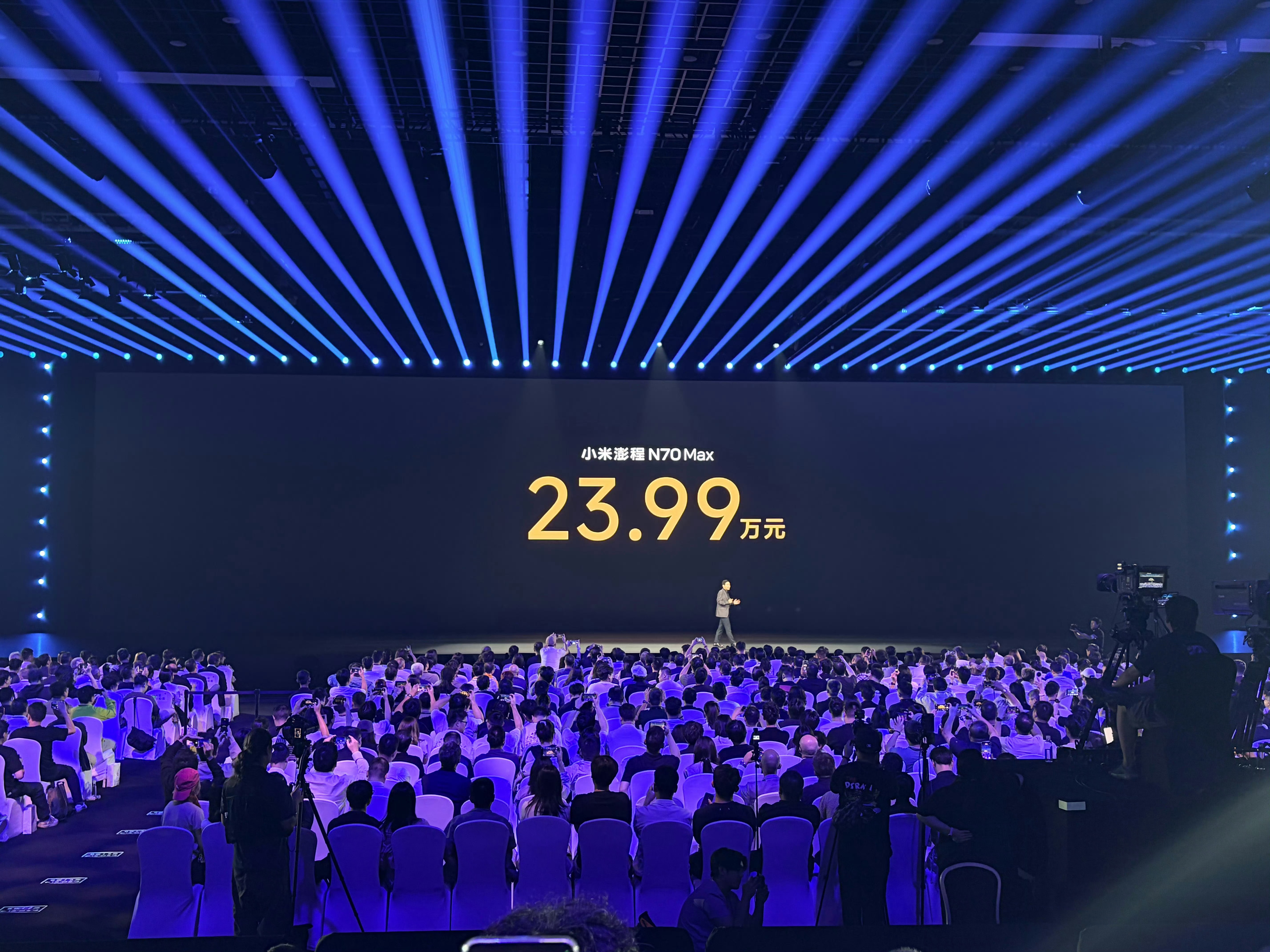 小米澎程四款新车正式上市，价格全部落地：
N70 Pro：20.99万
N70 Max：23.99万
N90 Max：26.99万
N90 Max探索版：29.99万
 
简单说，五座、七座全都有，探索版还直接原厂带升降车顶，专门玩露营。
 
现在的增程跟早些年真不一样，电池越做越大。平时上下班，直接当电车开；跑长途，烧油也没里程焦虑。 ​