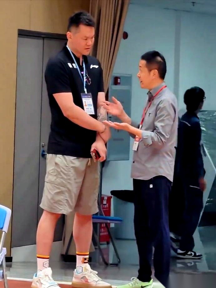 据体育媒体人爆料，广东宏远男篮这场高层大洗牌，正卡在一个要命的节骨眼上。
8月24日，俱乐部刚把干了9年的总经理朱芳雨挪去当“荣誉顾问”，转身就急吼吼地面向全社会广发招聘启事。眼下新赛季准入的死线一逼，管理层大概率发现了一件事：新家搬到一半，最重要的那把门钥匙，居然还在刚腾空办公桌的老房客兜里。
宏