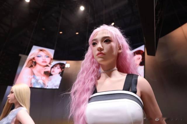 机器人女友开卖了：11.98 万起、订单过万，老外看完直呼 &34;发毛&34;

这就是优必选「优世界U1」超仿生情感陪伴人形机器人，被大家俗称“机器人女友/男友”，6月30日正式发布预售，订单突破1.1万台，逼真的仿生外观，让很多海外网友感到强烈的恐怖谷效应，看完直呼发毛。

✅ 版本&amp;定价

• U1 L