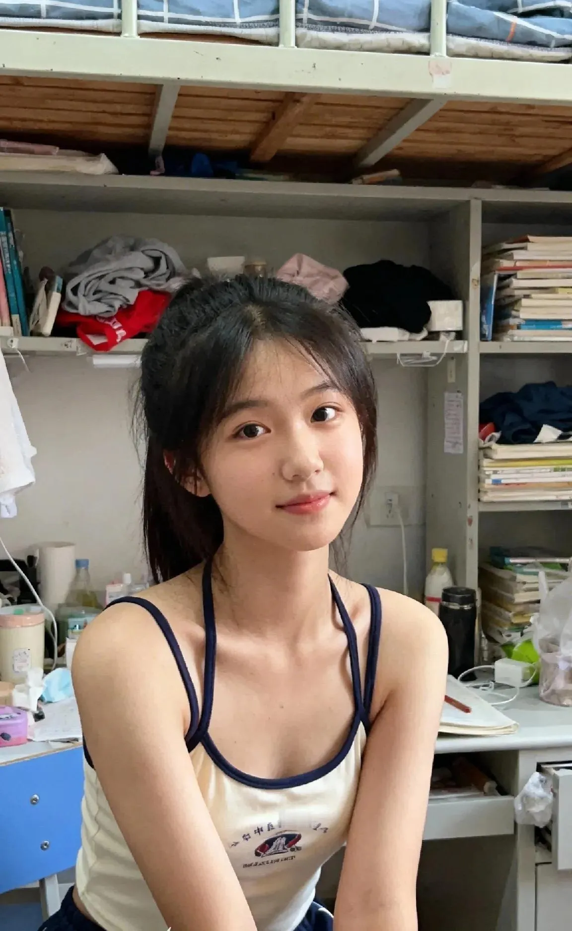 很清纯很干净的美女， 杀伤力很强的女人，完美的女人，估计没有几个男的把持不住。