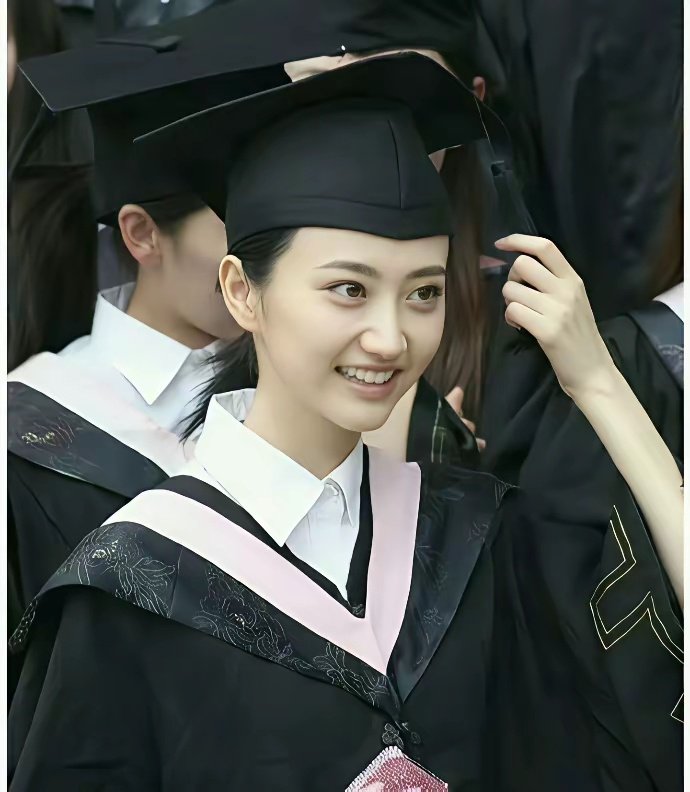 景甜最早就是在校内网（后来改名人人网）出道的，那时候她的名头是“北影校花” ​