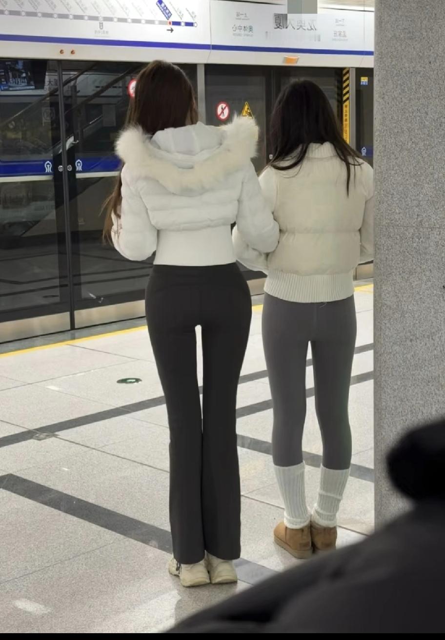地铁看到外穿瑜伽裤的美女和普通人真有壁.. 果然审美还是有壁垒的，第一...