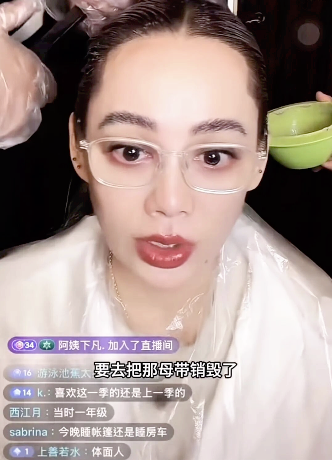 宁静一句话，揭开了内娱综艺史上最大的“冤案”。距离这件事已经过去 11 年，宁静终于说出了自己的想法。

9 月 1 日的直播中，许多网友不断提问。大家想知道当年杨洋在《花少 2》走失事件的真相。宁静表情为难。她思考很久，只说出四个字：一言难尽。

但是，她紧接着说出的一句话，立刻在网络引发巨大讨论