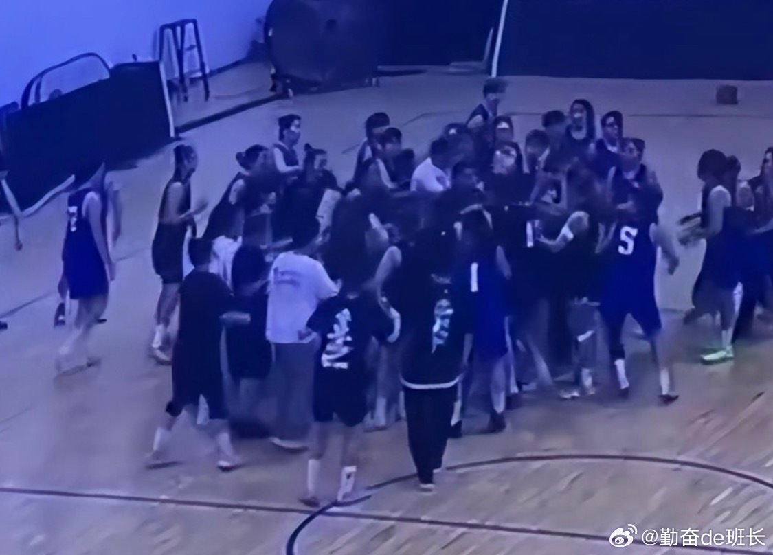 #媒体评女篮热身赛爆发群殴#
近日女篮热身赛冲突事件引发全网热议，赛场肢体冲突升级群殴，更让人痛心的是，涉事人员赛后毫无悔意，肆意炫耀施暴细节，彻底背离了竞技体育的初心与底线。体育竞技拼的是实力、毅力与战术，从来不是蛮力、戾气与冲动，赛场暴力绝对不容姑息。
真正的体育精神，是尊重对手 ​