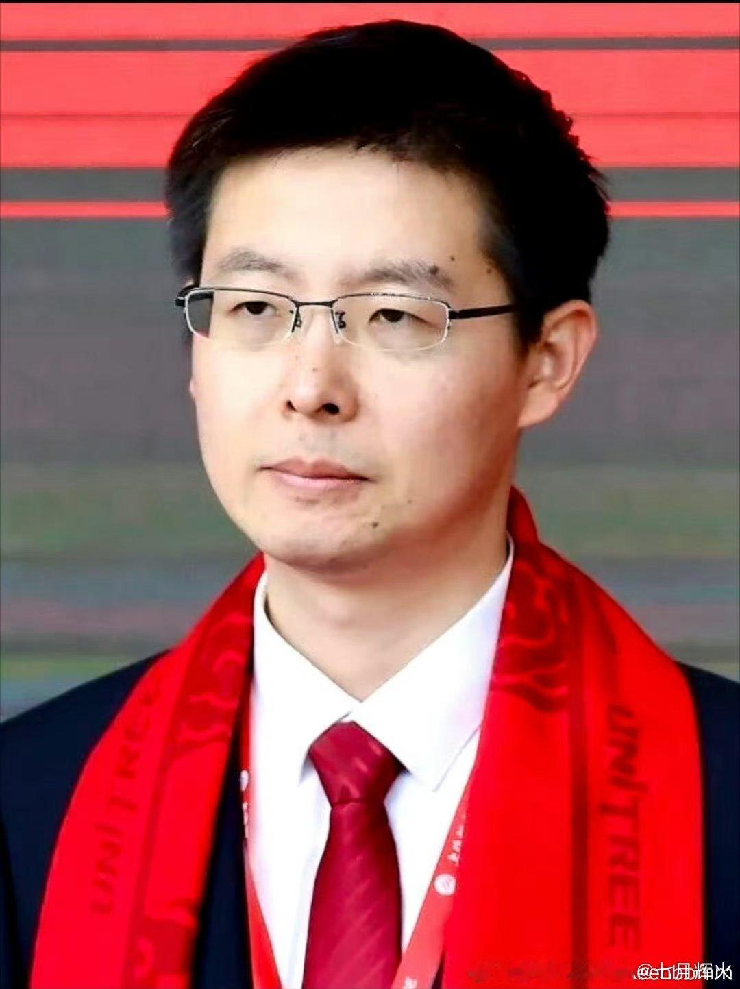 #宇树大跌近7%#难怪上市那天都笑不出来，宇树科技上市以来已经跌了40%。有个大咖说都没错，中国现在一二级市场严重倒挂，一级市场大佬们吃肉喝汤，到二级市场的基本连渣都没得剩

它们上市的目的，不是要跟普通投资者来分享发展的果实，而是让散户来接盘被他们炒到天上的溢价……

曾经在一级市场呼风 ​