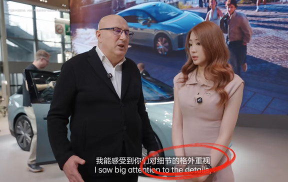 欧洲经销商在i6面前夸赞理想细节和材料质量