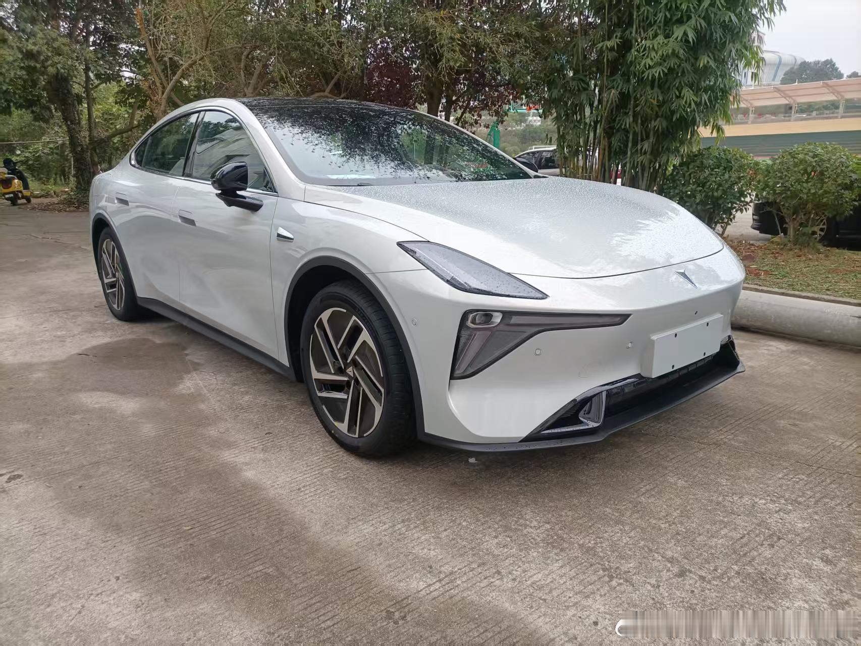 今天终于成功提到我的爱车——深蓝L06！从上次的车展发现它，通过到汽车之家、抖音等平台对比了解，结合自己的经济情况，前天到实体店里去确定，今天亲手拿到钥匙的那一刻，幸福感满满的。
作为日常上下班代步用车，我选车不追求花里胡哨，只看重好开、省钱、省心。试过几款同级别车型后，还是被深蓝L0 ​