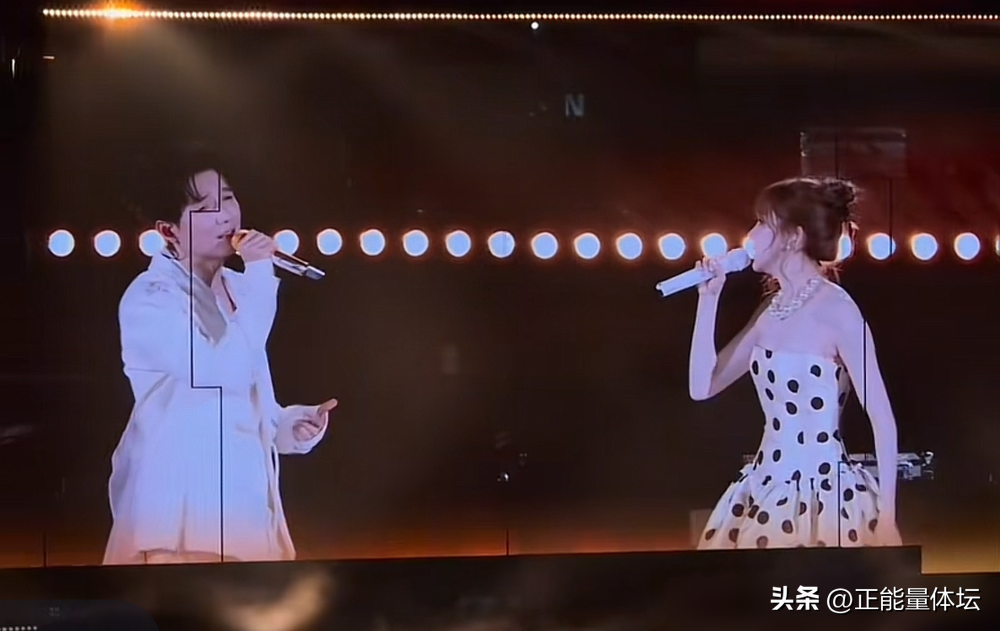陈楚生演唱会请王心凌当嘉宾，两人唱《大眠》竟不是安排的，而是他自己争取来的。
当初在《声生不息》，王心凌本来想跟胡彦斌合作，但陈楚生直接拿着自己对《大眠》的深刻理解，冲了过去。
他说这首歌就是青春里那种不管不顾的爱，必须拿下，最终说服了王心凌，才有了这个经典的男女对唱版。
王心凌也说，陈楚生的