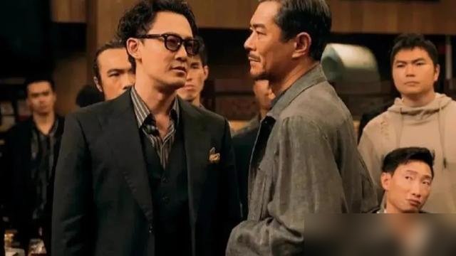 古天乐又演了个“黑警”，这次盯上他的是彭于晏。
《守阙者》这片子，陈木胜监制，洪金宝做动作指导，阵容够硬。故事讲的是彭于晏奉命卧底，查古天乐私通黑道的证据。表面看古天乐以黑制黑抓毒枭，实际是替恩师拆雷。结果案子越挖越深，最后发现古天乐自己就是颗被利用的棋子。
林峯、林保怡、姜皓文、宣萱全在，港片