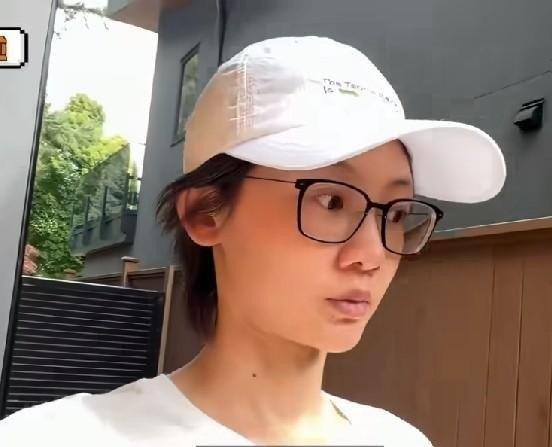 40岁郑恺带苗苗和俩娃去温哥华，租别墅住一个月陪孩子上夏令营，网友：这暑假普通家庭拿啥跟 ​