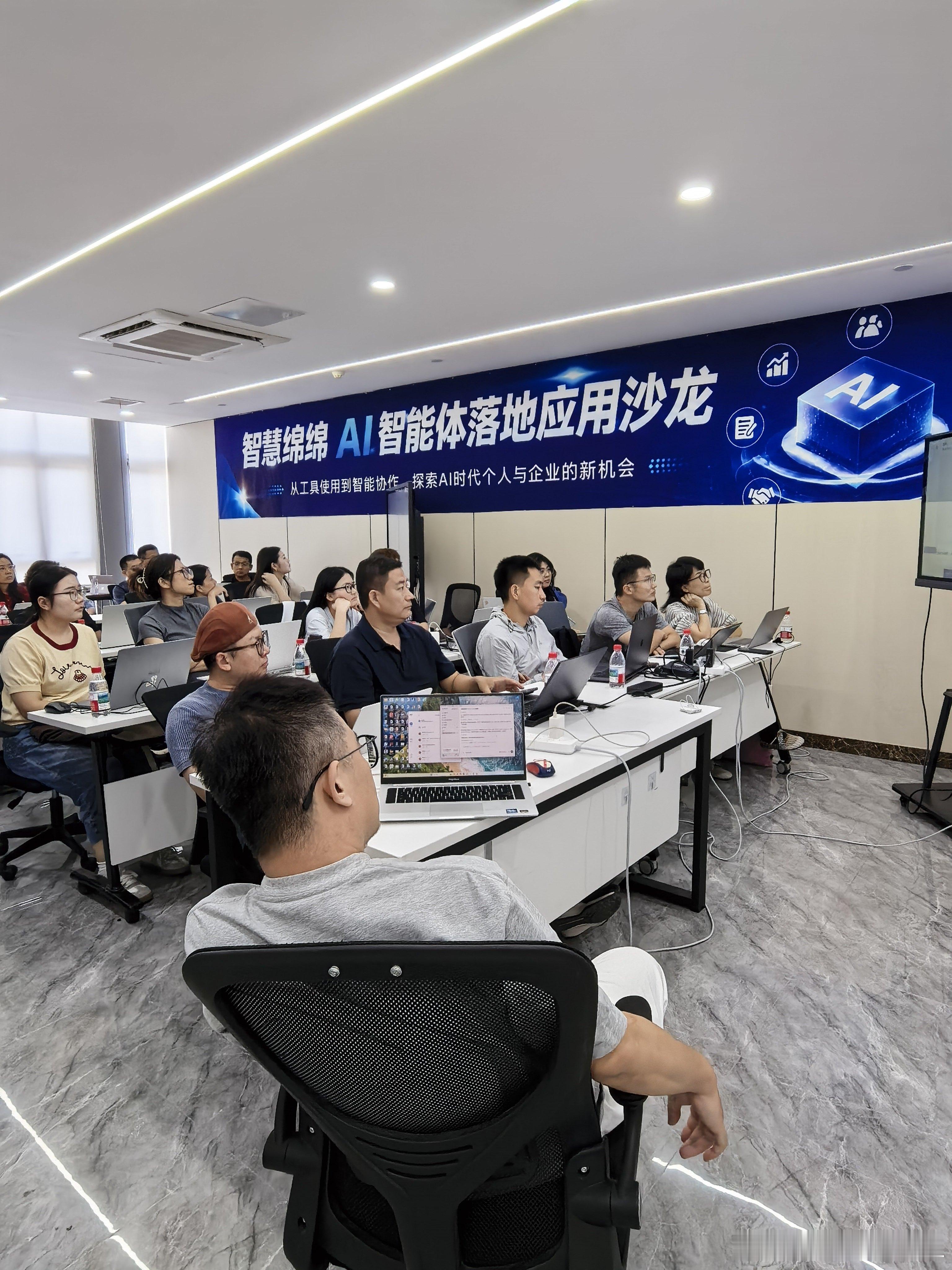 哈喽老师，我们已经连续举办了多场，每场都有几十位济南及周边的朋友参加。
本周两天连续开设 Codex 线下实战沙龙：

【周六 9 月 12 日｜Codex 基础课】
面向还没有真正用起 Codex 的朋友，从安装配置开始，现场跑通第一个实战结果。
✅ 装好 Codex，解决安装配置问题
✅ 用 Codex 做高质感 PPT / Vib ​