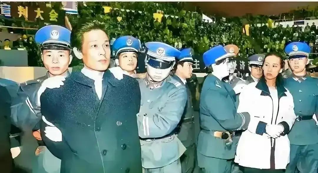 1995年，被公开审判的王建业，听到死刑判决的他，一脸平静，情妇史燕青泪流满面，宣判后立即押赴刑场执行枪决。
 
法警押着他转身往台下走的时候，史燕青突然挣了一下，朝他背影喊了一声：“建业！”
 
王建业脚步停了半秒，没回头，只侧了侧脸。旁听席前排的人看见他嘴角很轻地动了一下，像在说什么，但声音太低