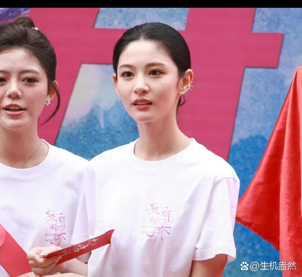 10月5日，于正力捧小花赵晴新剧开机，出演🥭现偶女主，不得不夸调人功底是真强！ 
2年4部女主剧，赵晴容貌气质大变样，如今谁看了都得说一句漂亮！1年前还在各大剧里演丫鬓，如今女主剧一部接着一部。
如今赵晴欢娱一姐的范已经起了，就看于正能不能捧红她了。 ​