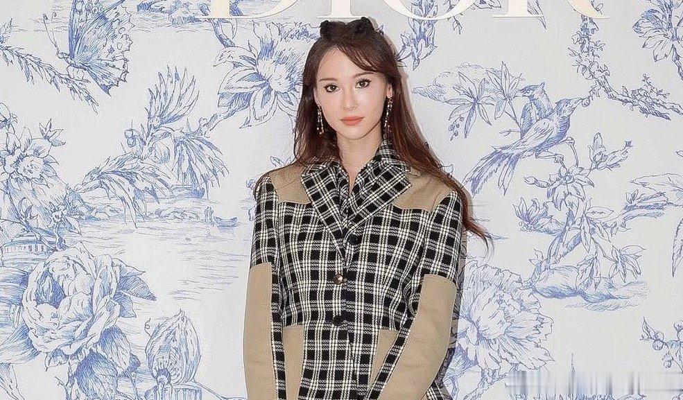 【#锦荣说50岁前一定结婚#】#锦荣已与女友谈婚事# 9月10日据台媒，42岁的锦荣与现任女友交往约2年，感情稳定。被问何时步入婚姻，他坦言两人一直都有讨论，也正朝这个方向走，更明确松口：“50岁以前一定会。” 至于是否已有具体时间表，他表示仍在讨论，但强调“不会等那么久”。据悉，锦荣与蔡依林交 ​
