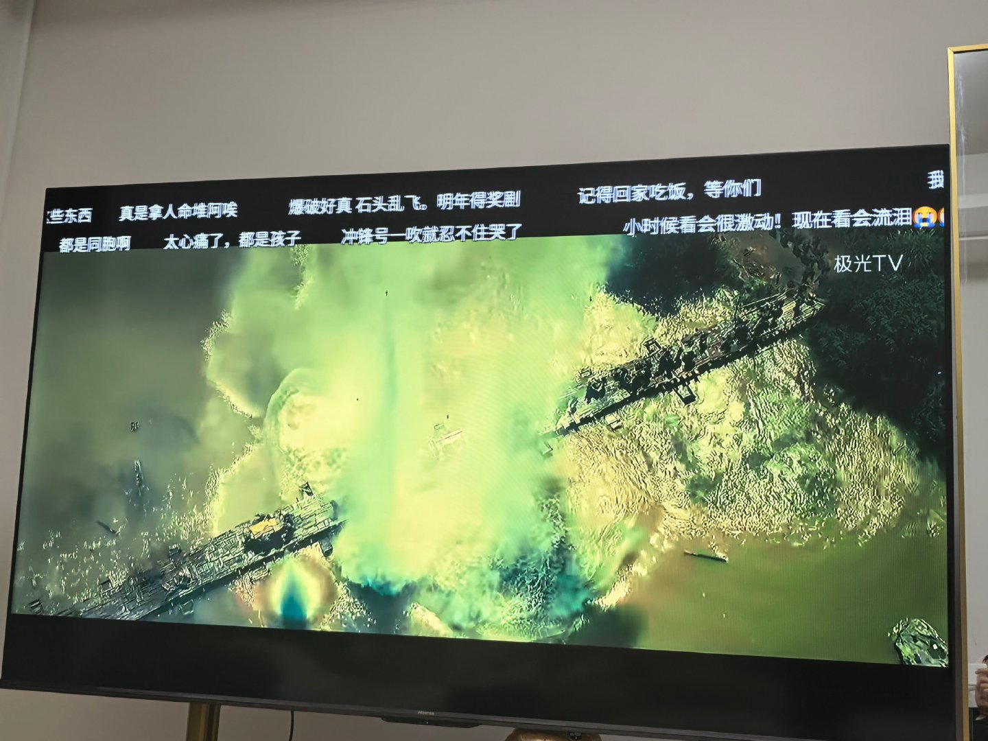 伟大的长征的服化道是真不错，还原了英国盔，马克沁，山炮野炮也是施耐德，飞机也不是霍克3，还能看见勃朗宁FN自动步枪，
作为全景式群像剧还挺不错的，唯一可惜的就是于和伟不像 ​