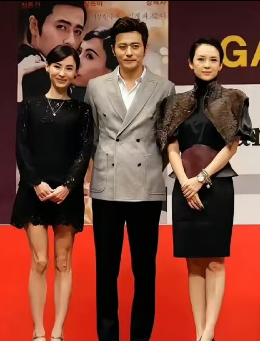 张柏芝虽然个子不高小小一只，但本人很好看，站在张东健的旁边气质很特别，彰显出独特的韵味。
