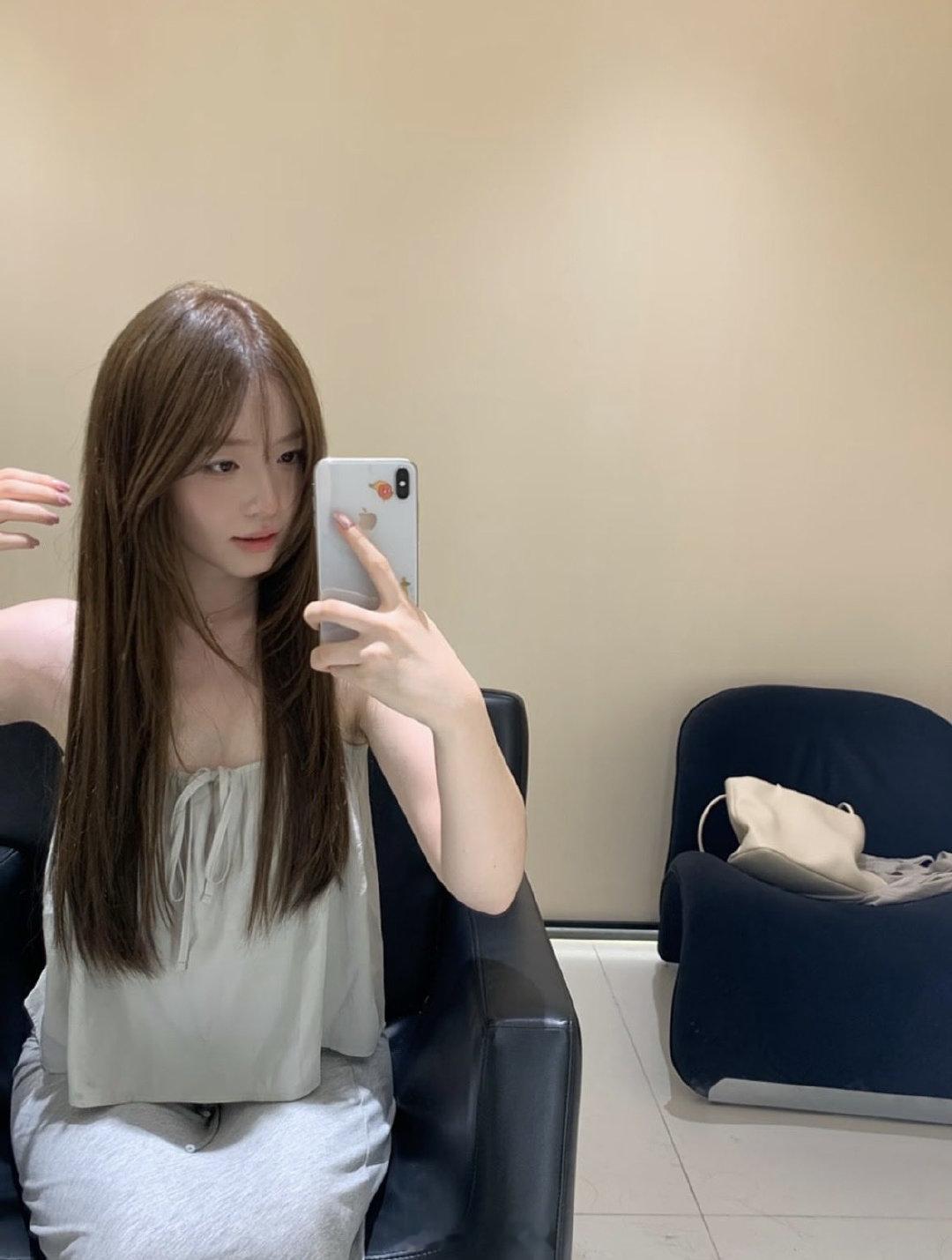 美女图的提示词有点问题，数码博主都能看出来，这么漂亮的女孩是不可能不用最新的iPhone17ProMax的 ​
