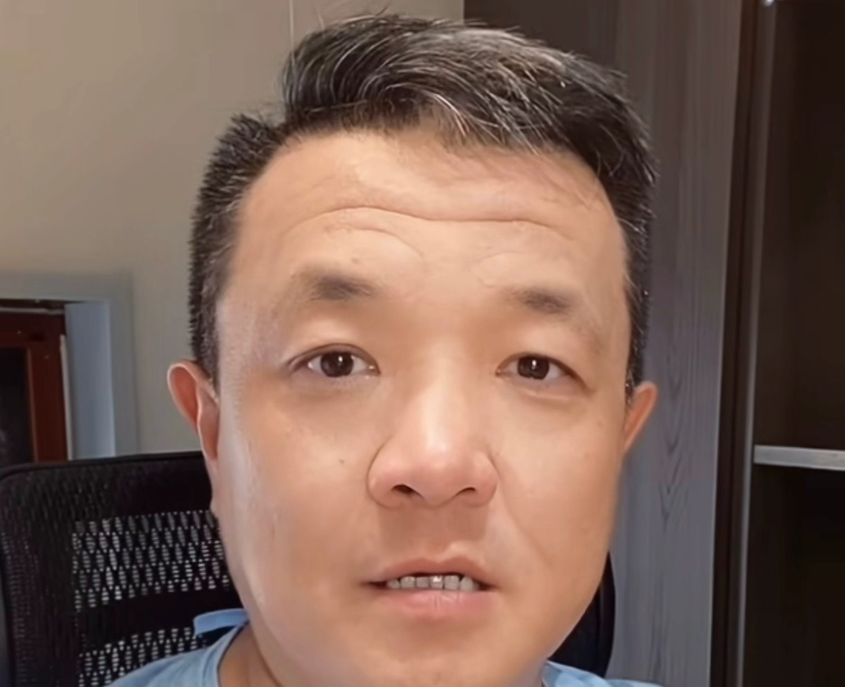 最近大家都在说中国男篮在下一盘大棋，但我看着更像在走钢丝。世预赛出线形势这么紧张，周琦、赵睿这些老将却连续缺席，让一帮年轻人在场上扛，比如王俊杰、廖三宁他们。这到底是高瞻远瞩还是拿成绩冒险？
郭士强教练说动态调整，但容错率实在太低。热身赛输给日本那么多分，篮板被抢爆，年轻球员经验不足的问题很明显。现