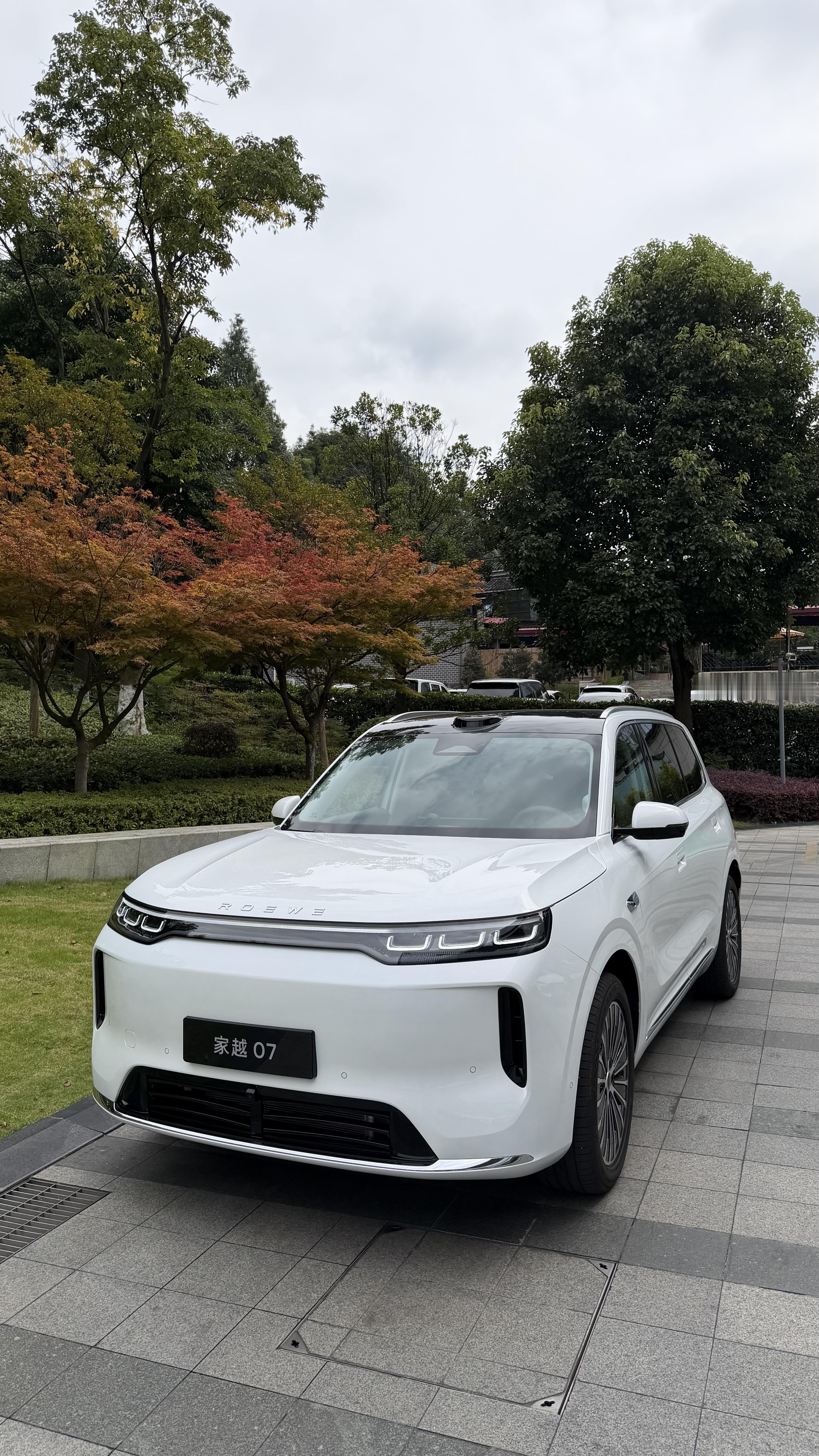 13.78万买豆包汽车？荣威家越07预售诚意够足？

今天，上汽荣威家越07正式开启预售，三个版本分别13.78万元、14.58万元和15.28万元。最抢眼的标签是全系标配激光雷达，以及行业首发的豆包座舱。

开启预售后一个小时，订单就破万。都说不敢放订单战报的一定卖不好，这车应该卖的不错。

先看