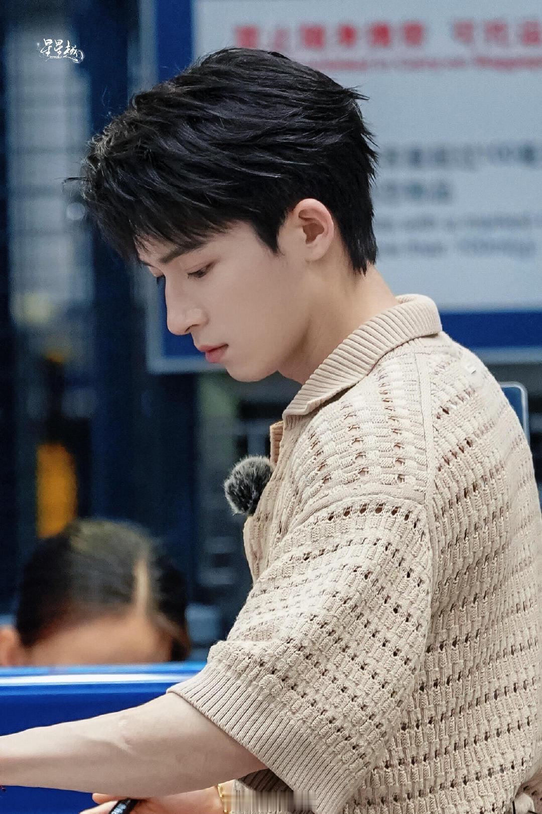 #邓为王星越闹矛盾##邓为生气不理王星越#最怕旅行里这种无声的别扭，看着气氛僵住的时候好难受，好在两个人都很成熟，回酒店静下心好好沟通，没有一直僵持 ​