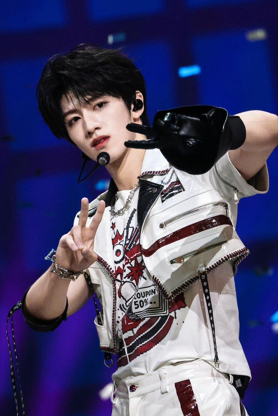 #朱志鑫今天穿了一身红#红衣造型的朱志鑫太惊艳，明艳的配色勾勒出优越五官，少年感与帅气感兼具，满满的撕漫男既视感。整体造型颜值在线，大家都十分期待他尽快进组，演绎不一样的全新角色。[吃瓜] ​