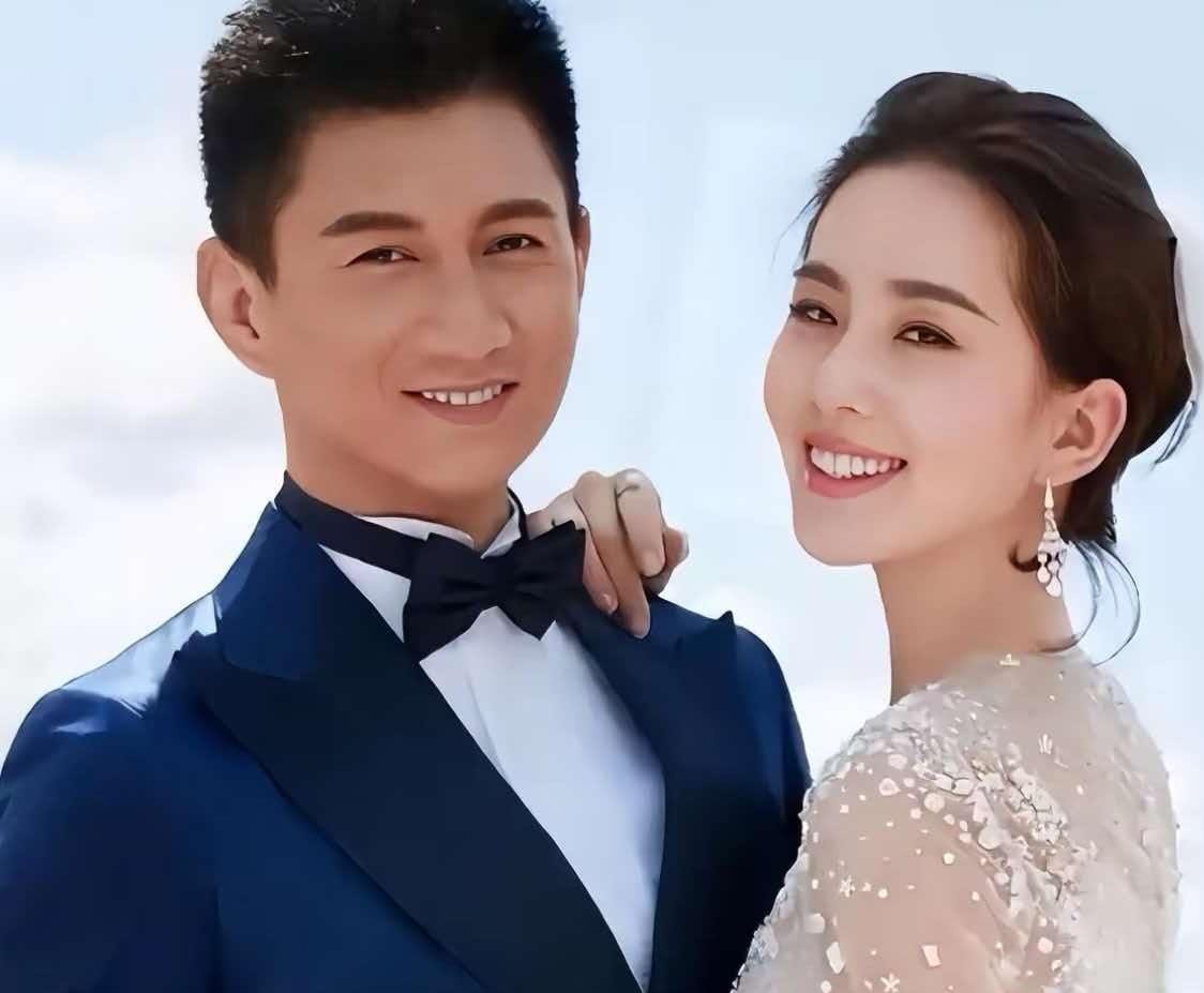 吴奇隆国庆举国旗被台湾方面取消活动后，一句“不赚钱也是这个立场”，让全网路转粉。他时隔三十多年重回天安门广场，手持五星红旗录祝福视频，还说“奔赴一场独属于中国人的浪漫”。对方以“身体不适”为由取消他的开球行程，转头他就晒出登长城劈叉的视频，明眼人都看得出怎么回事。更关键的是那句回应——网友说“想来赚