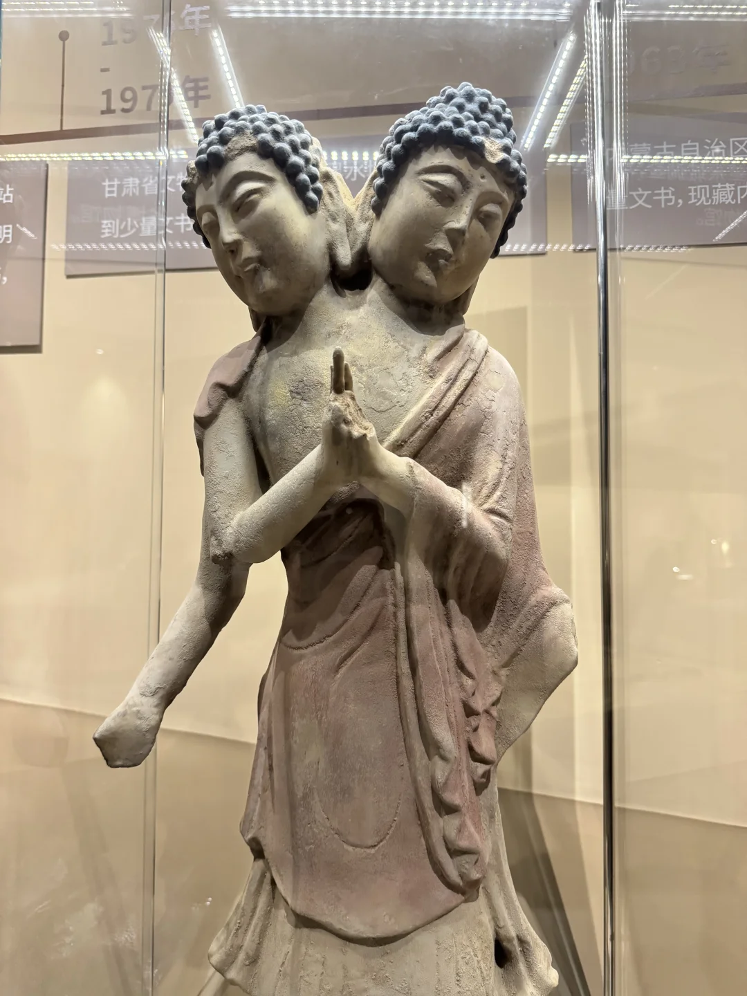 世界现存唯一泥塑双头佛像