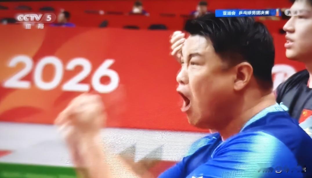 中国男子乒乓球队的主教练王皓简直是出了一口恶气！在亚运会男子乒乓球团体决赛中国VS日本的比赛中，第一盘比赛，王楚钦在0:2落后的情况下，上演了一出让二追三的好戏，以3:2逆转松岛辉空，为中国队拿下关键的第一分。王楚钦获胜后，王皓怒吼一声，长舒一口气。
